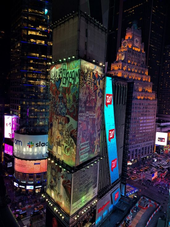  Domingo Zapata pinta mural de 15 pisos en Times Square, el más grande en la historia de Nueva York