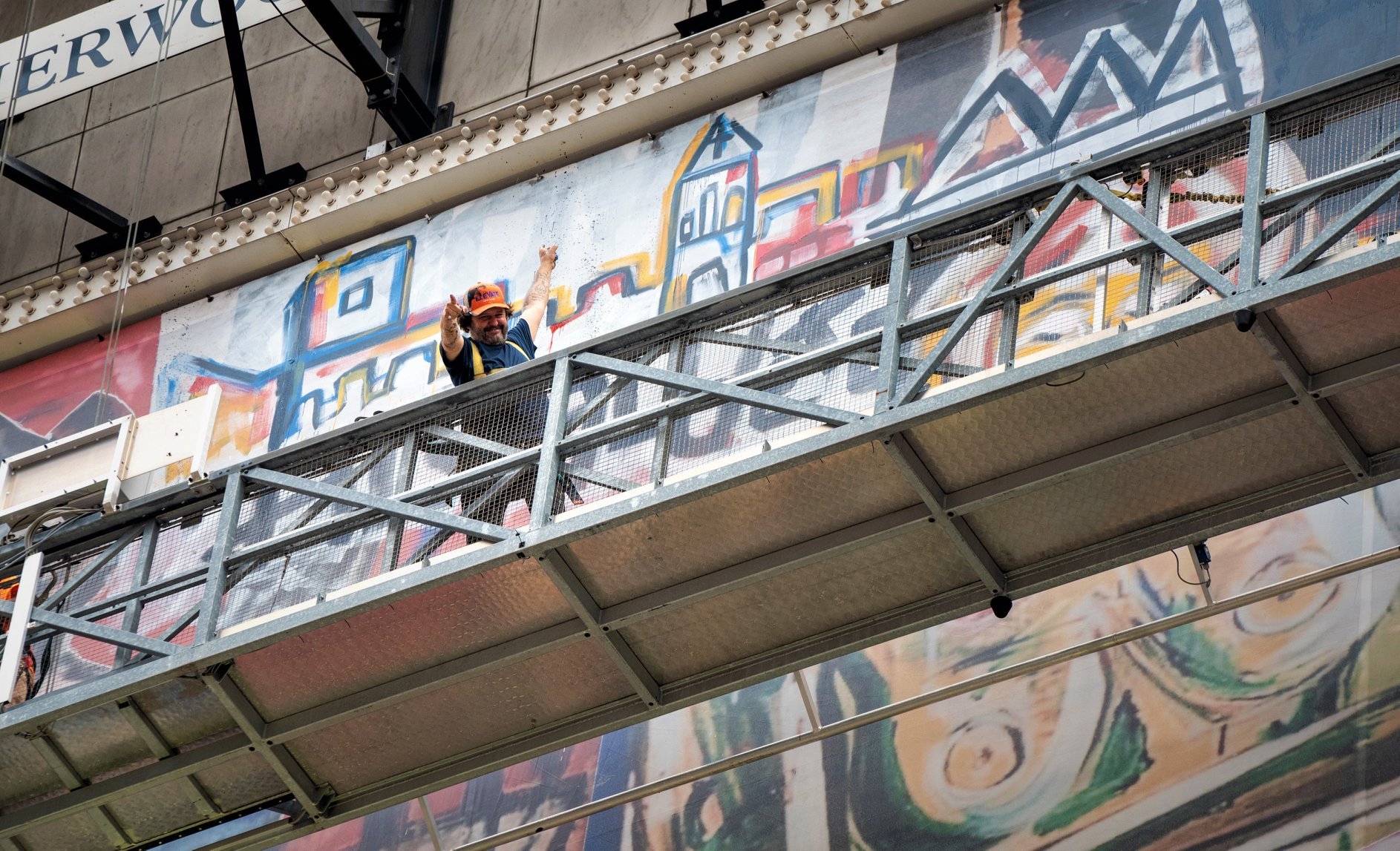  Domingo Zapata pinta mural de 15 pisos en Times Square, el más grande en la historia de Nueva York